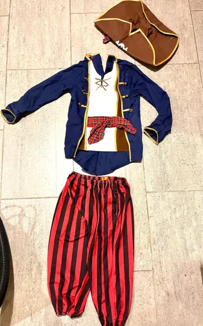 Disfraz de pirata para niño con sombrero - miniatura 1
