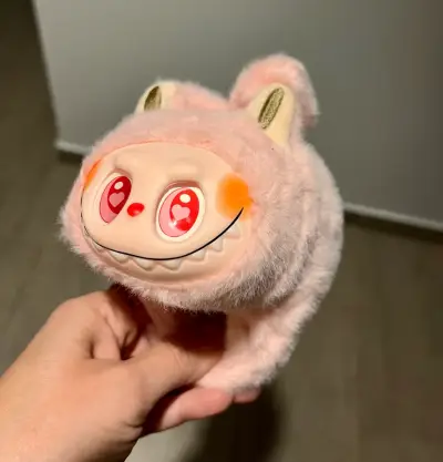 Labubu Peluche de animal rosado con orejas - miniatura 1