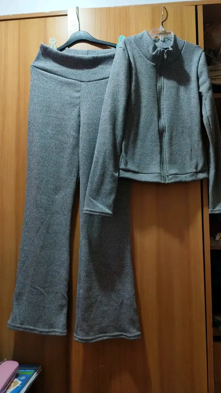 Conjunto de pantalón y chaqueta gris para mujer - 1