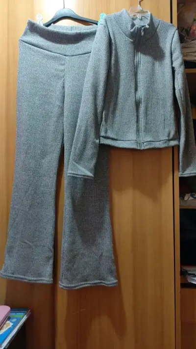 Conjunto de pantalón y chaqueta gris para mujer - miniatura 2