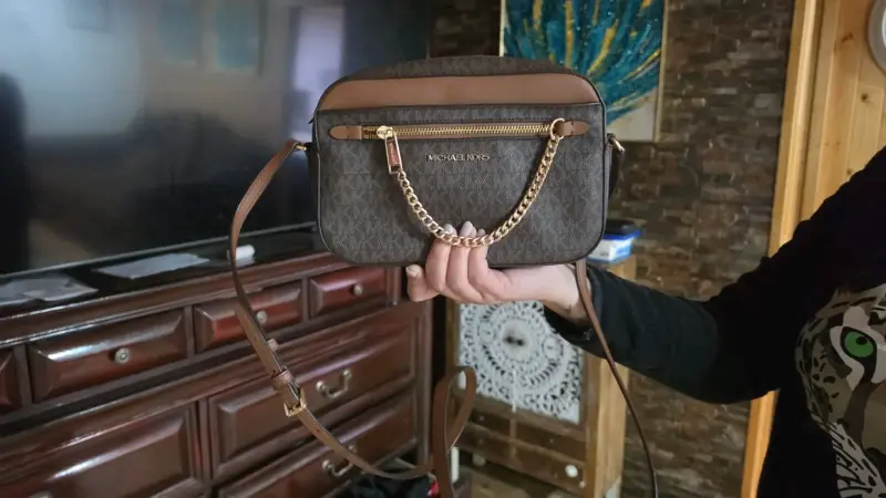 Cartera Michael Kors marrón con cadena