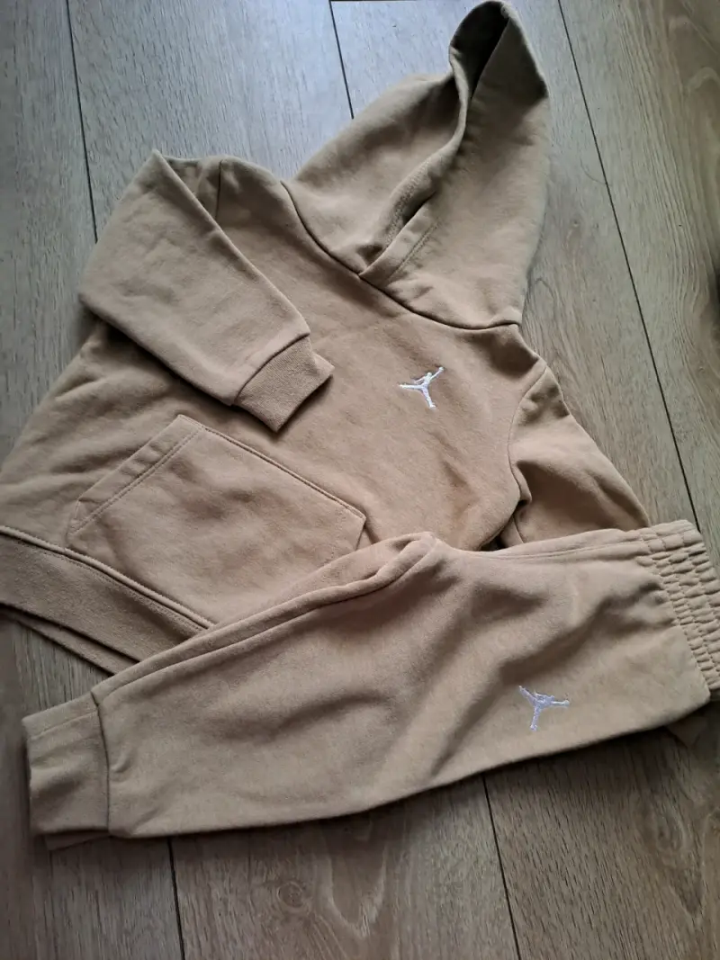 Conjunto deportivo infantil color beige