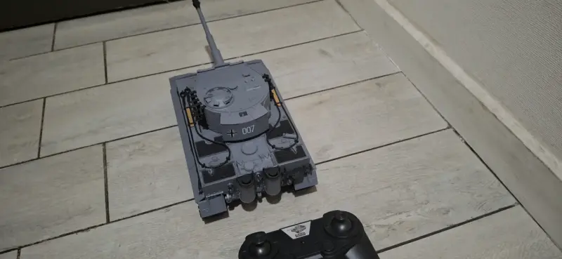 Tanque a control remoto gris con control - 1