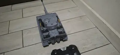 Tanque a control remoto gris con control - miniatura 1