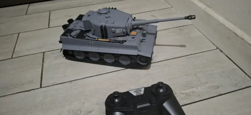 Tanque a control remoto gris con control - 2