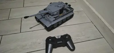 Tanque a control remoto gris con control - miniatura 3