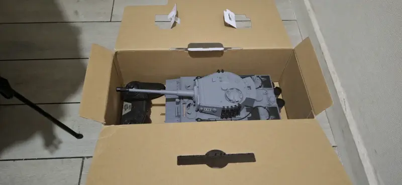Tanque a control remoto gris con control - 4