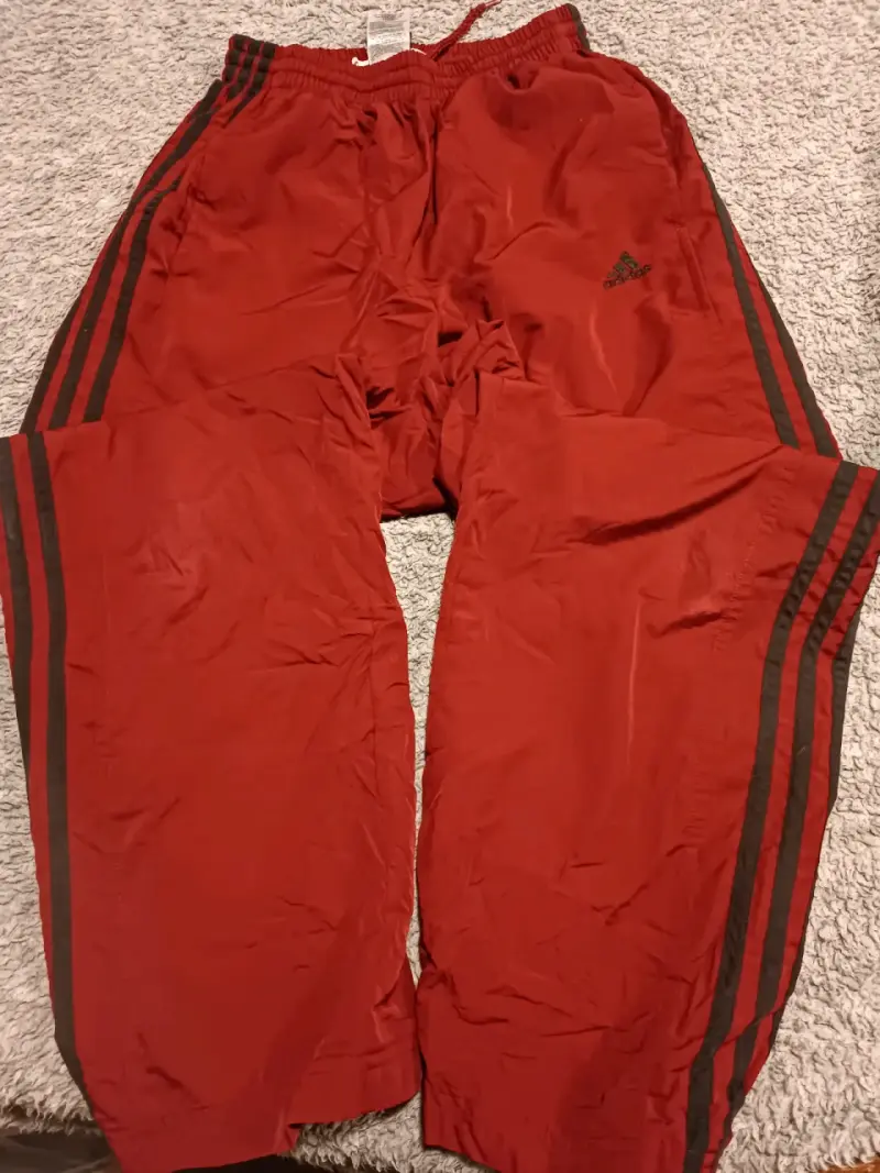 Pantalon conchevino Adidas con rayas de niño