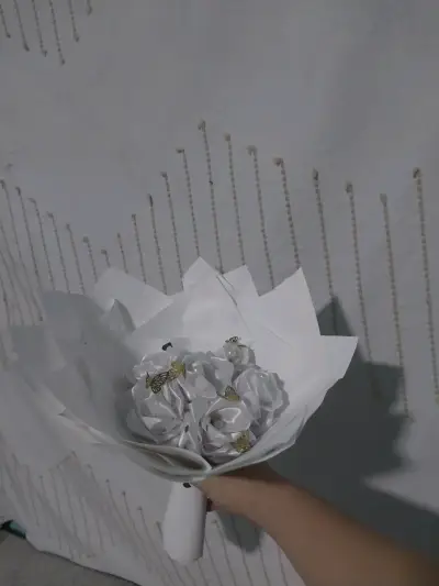 Ramo de flores artificiales con peluche - miniatura 6