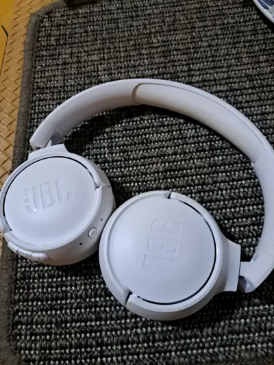 Auriculares inalámbricos JBL blancos con control de volumen - miniatura 1