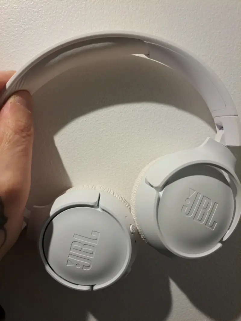 Auriculares inalámbricos JBL blancos con control de volumen - 2