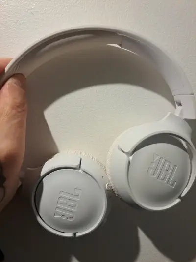 Auriculares inalámbricos JBL blancos con control de volumen - miniatura 2