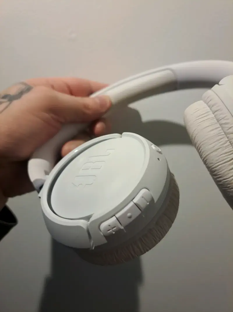 Auriculares inalámbricos JBL blancos con control de volumen - 3