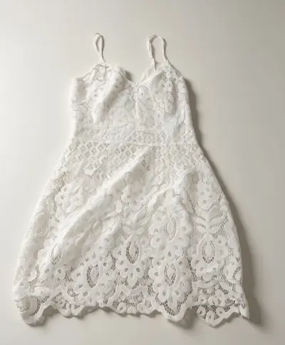 Vestido corto de encaje blanco para mujer - miniatura 2