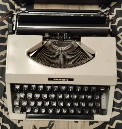 Máquina de Escribir Silverette Vintage - miniatura 1