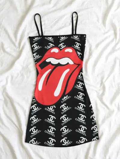 Vestido negro con diseño de labios y logos - miniatura 1