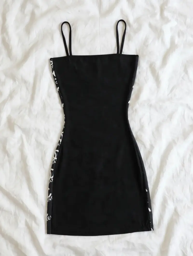 Vestido negro con diseño de labios y logos - 2