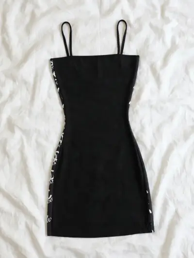 Vestido negro con diseño de labios y logos - miniatura 2