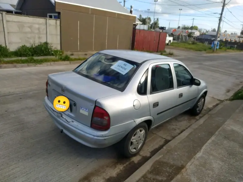 Auto usado Chevrolet Corsa gris en venta - 2