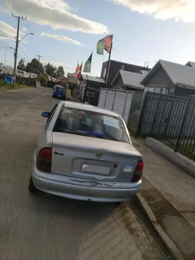 Auto usado Chevrolet Corsa gris en venta - miniatura 3