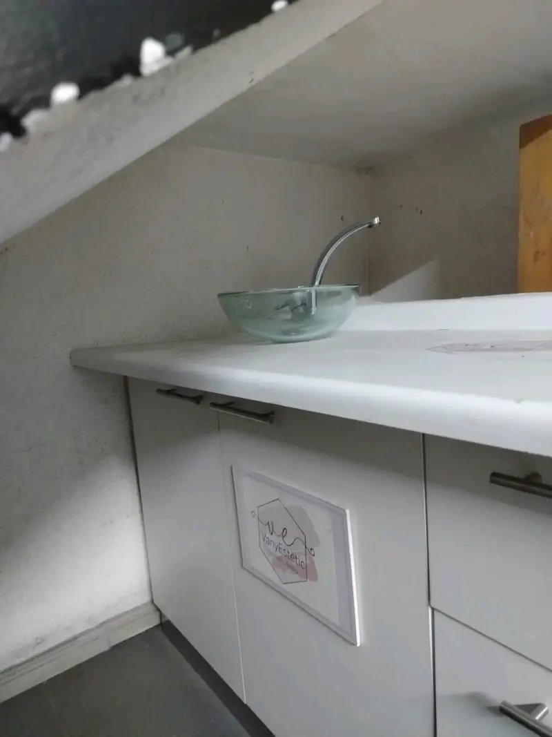 Mueble de baño con lavamanos de vidrio - 1