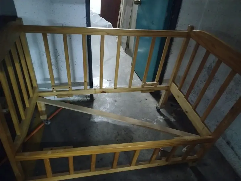 Cuna de madera para bebé con ruedas - 1