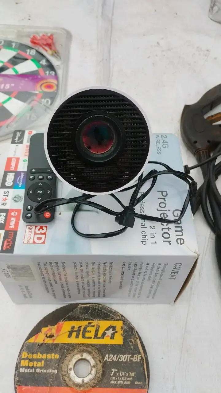 Proyector de Juegos 2 en 1 con Control Remoto - 1