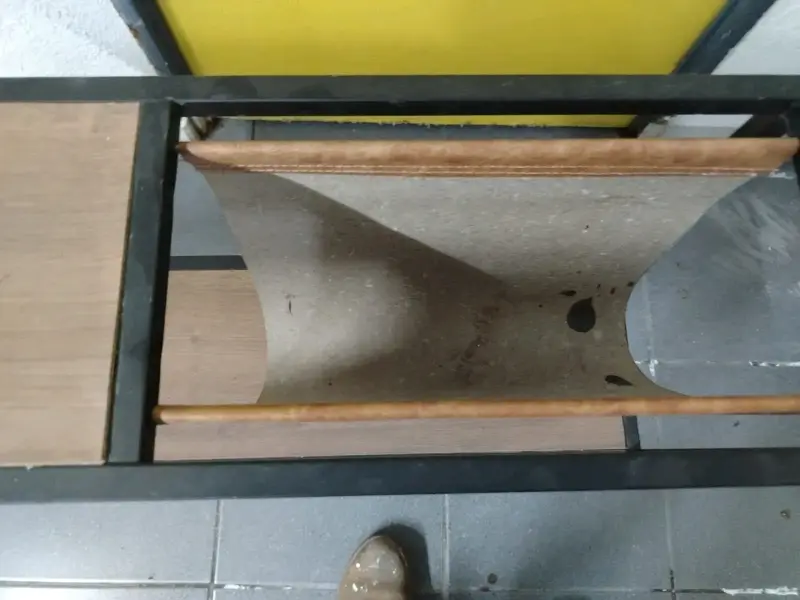 Estantería de metal y madera con diseño moderno - 2