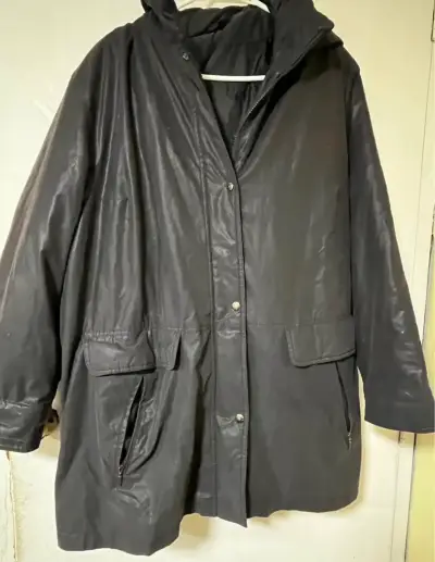 Abrigo negro con capucha L-XL - miniatura 1