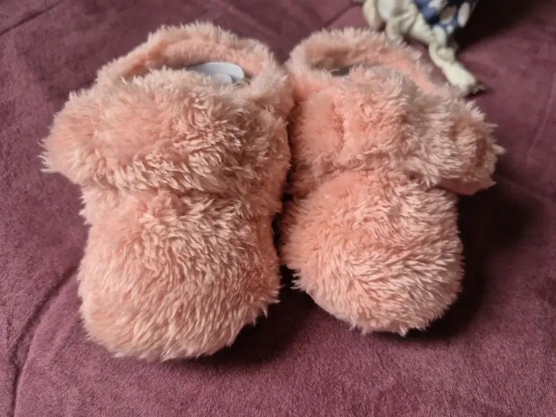 Pantuflas de bebé rosadas peludas talla 18