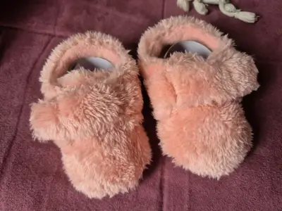 Pantuflas de bebé rosadas peludas talla 18 - miniatura 5