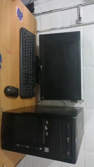 Computador de escritorio con monitor LG y teclado - miniatura 1