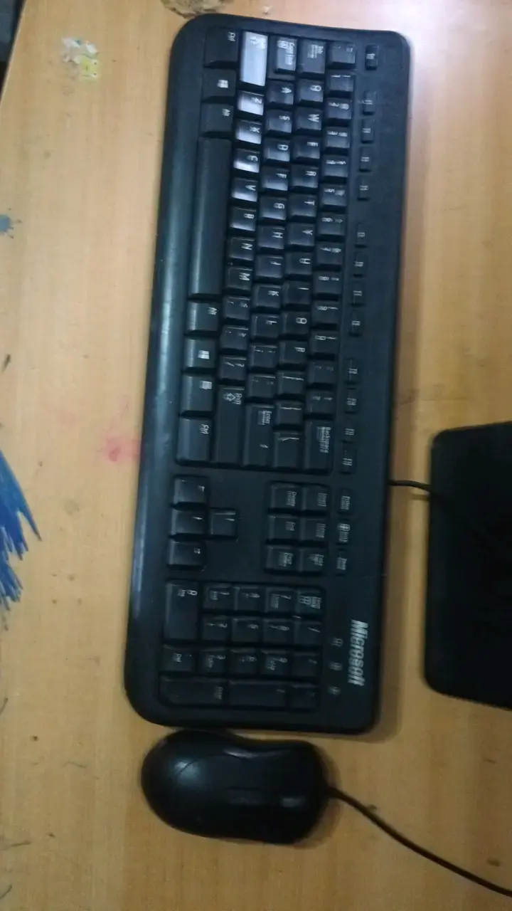 Computador de escritorio con monitor LG y teclado - 2