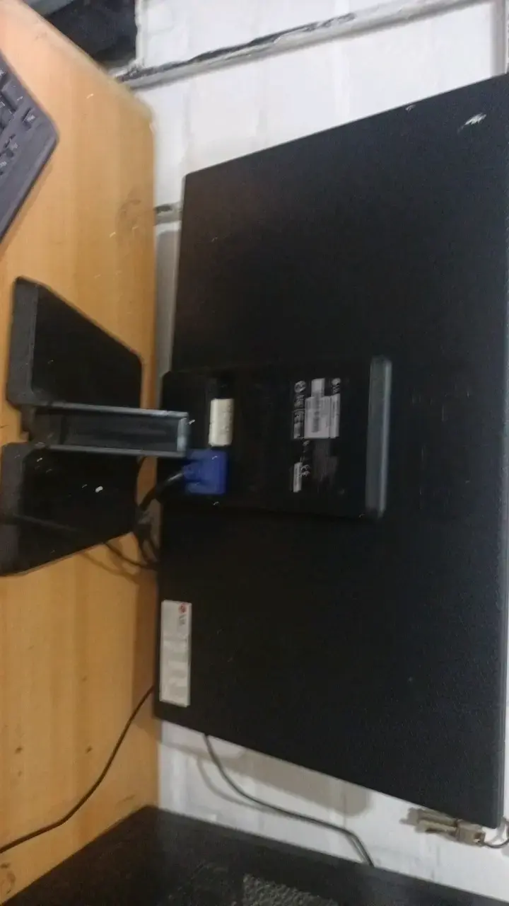 Computador de escritorio con monitor LG y teclado - 3