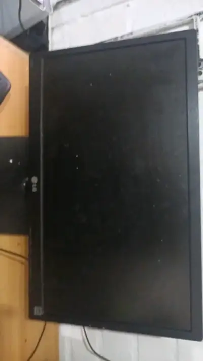 Computador de escritorio con monitor LG y teclado - miniatura 4