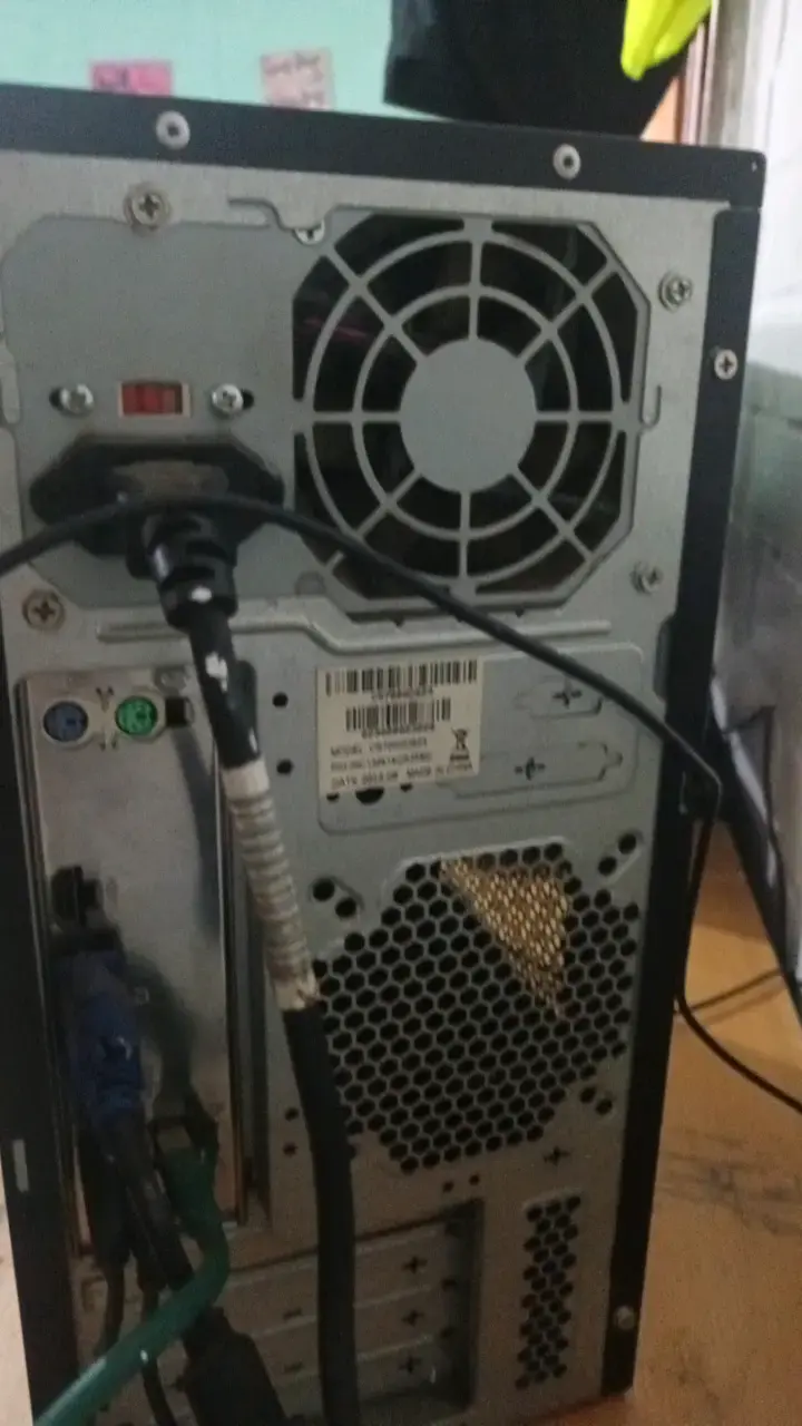 Computador de escritorio con monitor LG y teclado - 6