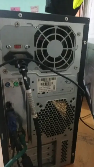 Computador de escritorio con monitor LG y teclado - miniatura 6