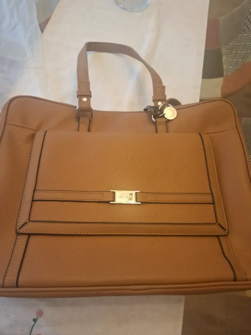Bolso de cuero marrón con diseño elegante - 2
