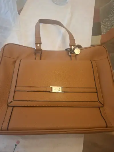 Bolso de cuero marrón con diseño elegante - miniatura 2