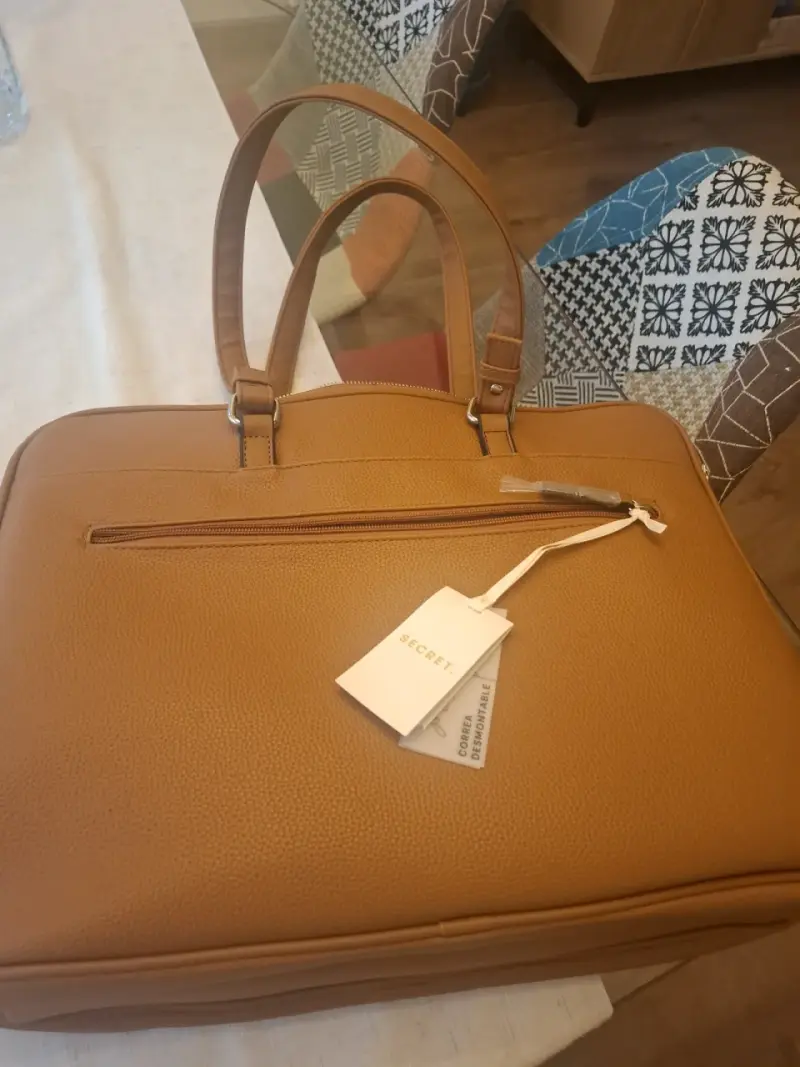 Bolso de cuero marrón con diseño elegante - 3