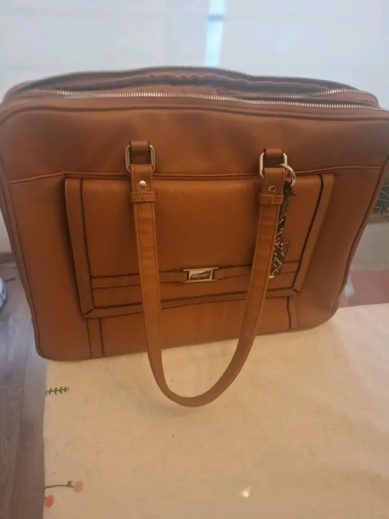 Bolso de cuero marrón con diseño elegante - 4
