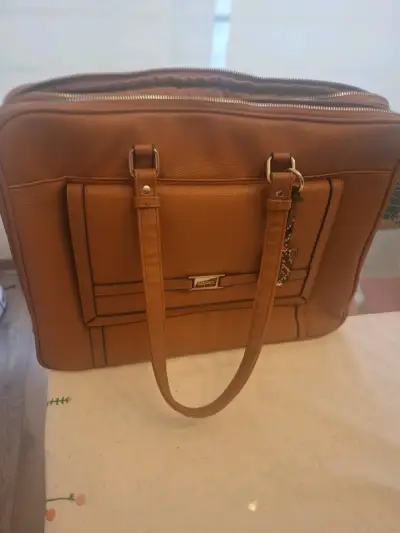 Bolso de cuero marrón con diseño elegante - miniatura 4