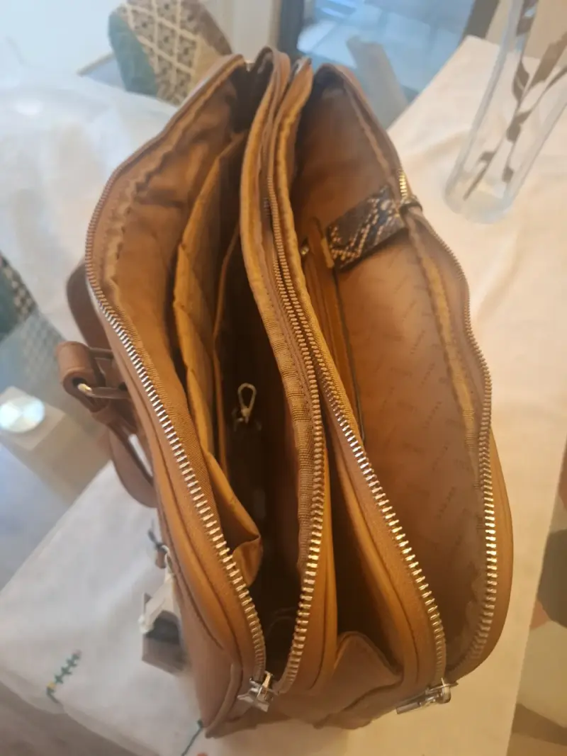 Bolso de cuero marrón con diseño elegante - 5