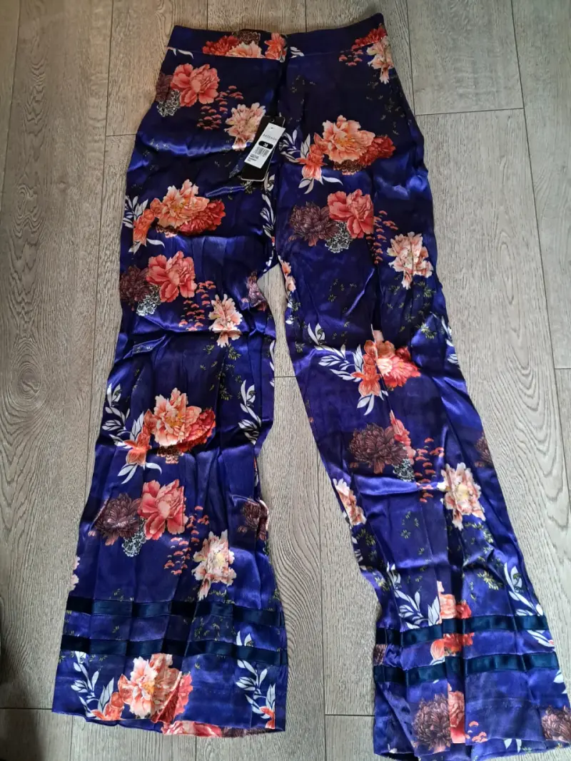 Pantalones de rayon con estampado floral - 1