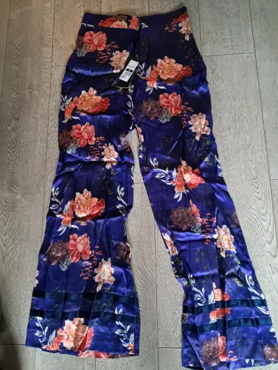 Pantalones de rayon con estampado floral - miniatura 1