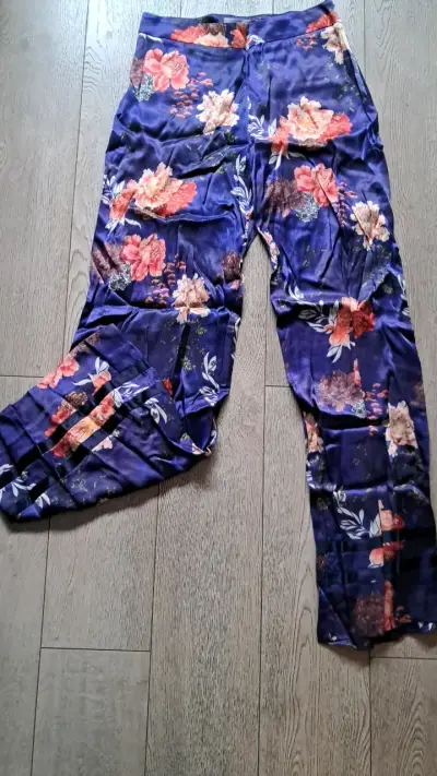 Pantalones de rayon con estampado floral - miniatura 2