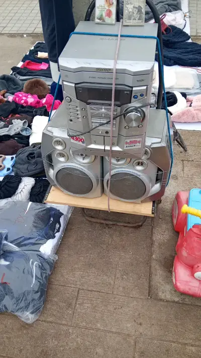 Radio con parlantes y souwofer incluído poco uso - miniatura 1