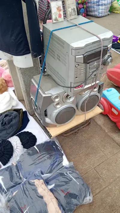 Radio con parlantes y souwofer incluído poco uso - miniatura 2