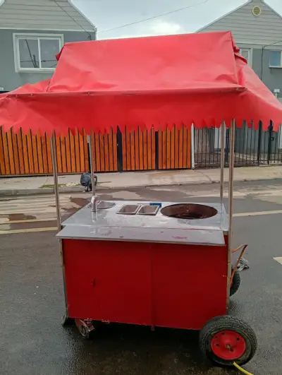 Carro de Comida Rápida con Toldo Rojo - miniatura 1