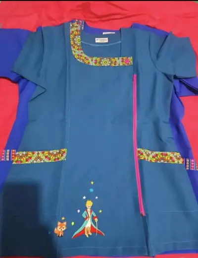 Delantal médico azul con diseño de El Principito - miniatura 1